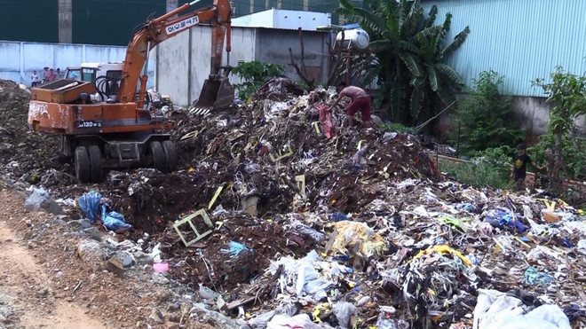 Bắt quả tang vụ chôn lấp trái phép lượng lớn chất thải công nghiệp ảnh 1