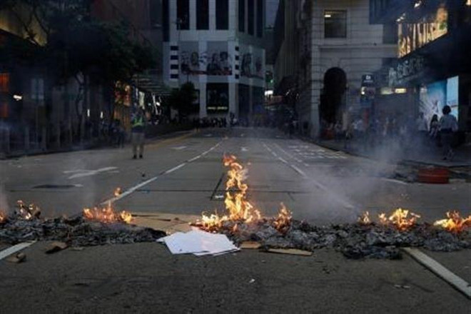 Cảnh sát Hong Kong lên án hành động phá hoại của người biểu tình ảnh 1