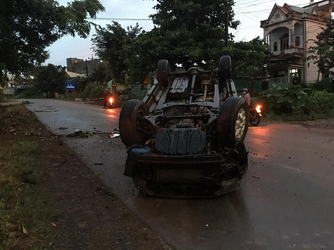 Xe ôtô bị lật trong mưa lớn, người dân phá cửa giải cứu tài xế ảnh 1