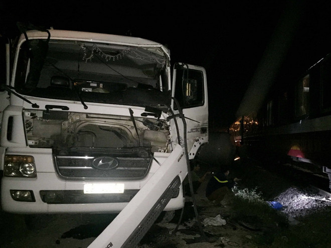 Xe bồn chở gas va chạm với tàu hỏa làm 4 người bị thương ảnh 1