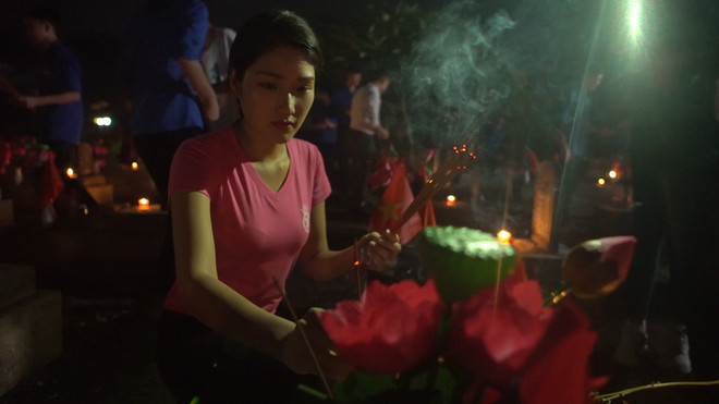 Thí sinh Hoa hậu thắp sáng 11.000 ‘trái tim’ tại nghĩa trang Việt-Lào ảnh 5