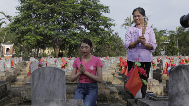 Thí sinh Hoa hậu thắp sáng 11.000 ‘trái tim’ tại nghĩa trang Việt-Lào ảnh 2