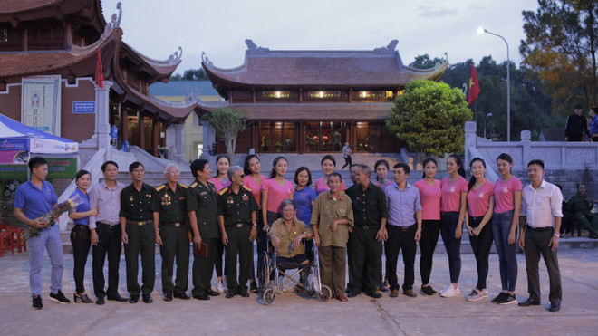 Thí sinh Hoa hậu thắp sáng 11.000 ‘trái tim’ tại nghĩa trang Việt-Lào ảnh 3