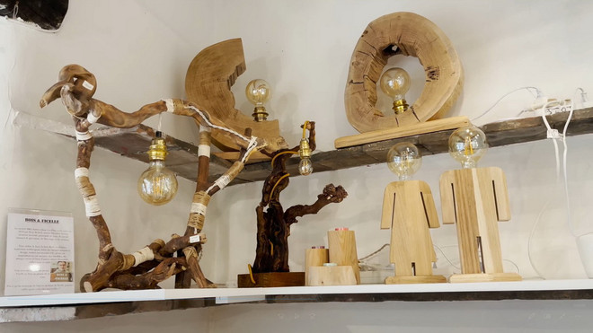 Một số sản phẩm thủy tinh, đồ gỗ, thủ công mỹ nghệ do các nghệ nhân của làng tạo nên. (Ảnh: Nguyễn Thu Hà/Vietnam+) Làng Biot ở miền Nam nước Pháp: Nơi gặp gỡ của du lịch và nghệ thuật ảnh 3