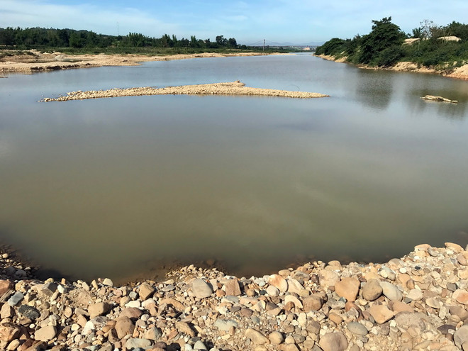 Xử phạt doanh nghiệp đắp đập nắn dòng sông để khai thác cát ảnh 1