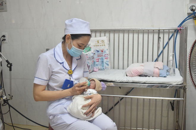 Các y, bác sỹ vừa bận rộn công việc chuyên môn, vừa dành thời gian, công sức nuôi dưỡng, chăm sóc những em bé bị bỏ rơi tại bệnh viện. (Ảnh: Nguyên Dung/TTXVN) ttxvn_tre so sinh 3.jpg