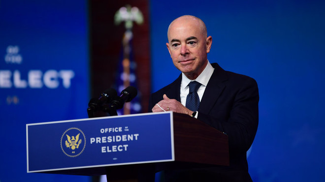 Người nhập cư đầu tiên nắm giữ vị trí Bộ trưởng Bộ An ninh Nội địa Mỹ ảnh 1