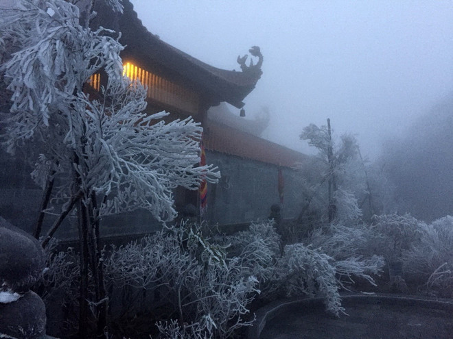 [Photo] Ngỡ ngàng ngắm băng giá phủ trắng Fansipan vào tháng Tư ảnh 4