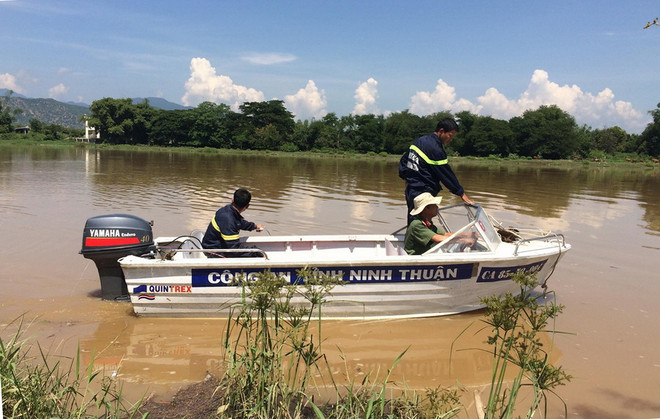 Tìm thấy thi thể đầu tiên trong vụ ba người mất tích trên sông Cái ảnh 1