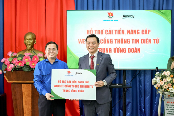 Đại diện Amway Việt Nam trao biểu trưng hỗ trợ cải tiến, nâng cấp website cổng thông tin điện tử Trung ương Đoàn. amway 2.jpg