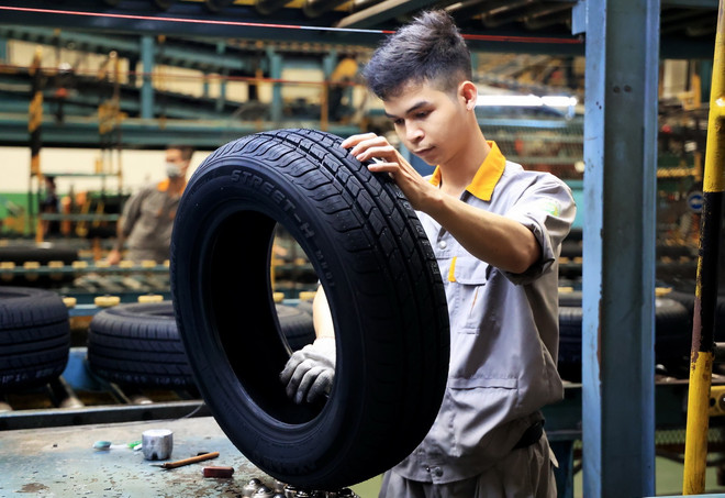 Công nhân làm việc trong xưởng sản xuất lốp ôtô tại Khu Công nghiệp Phước Đông, huyện Gò Dầu, tỉnh Tây Ninh. (Ảnh: Hồng Đạt/TTXVN) ttxvn_kinh te tay ninh.jpg