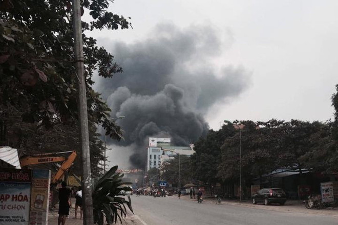 Hà Nội: Cháy lớn tại siêu thị điện máy, khói đen bốc cuồn cuộn ảnh 1