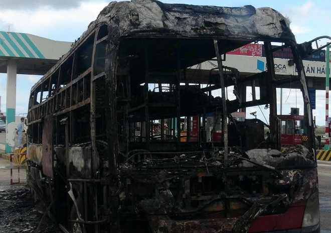 Xe giường nằm chở 25 hành khách bất ngờ bốc cháy trên Quốc lộ 1 ảnh 1