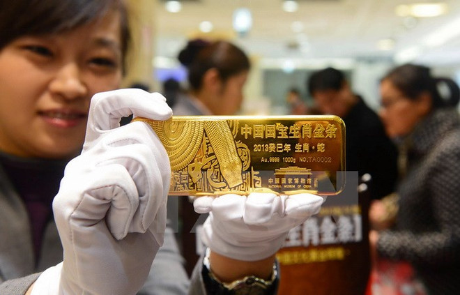 Giá vàng thế giới giảm xuống dưới mức 1.300 USD mỗi ounce ảnh 1