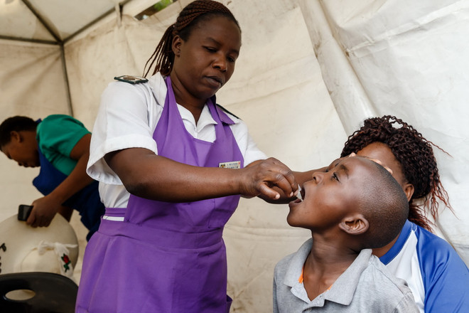 Nhân viên y tế cho trẻ em uống vaccine phòng bệnh tả tại Harare, Zimbabwe. (Ảnh: AFP/TTXVN) ttxvn_dich ta 3.jpg