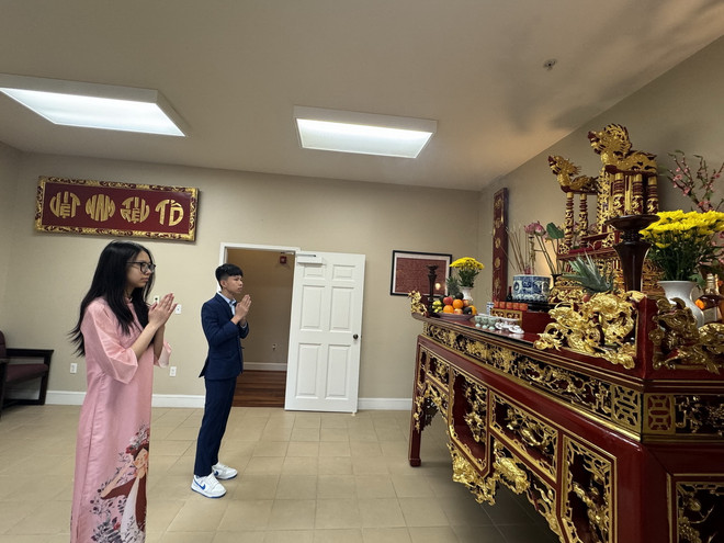 Hội Phu nhân Phu quân tại Washington D.C phối hợp với Đảng ủy và Đại sứ quán Việt Nam tại Hoa Kỳ tổ chức Ngày hội Văn hóa 'Hướng về cội nguồn' để nêu cao tinh thần 'Uống nước, nhớ nguồn' và tôn vinh các nét đẹp văn hóa của Việt Nam nhân dịp Giỗ Tổ Hùng Vương. (Ảnh: Kiều Trang/TTXVN) ttxvn_gio to hung vuong 1.jpg