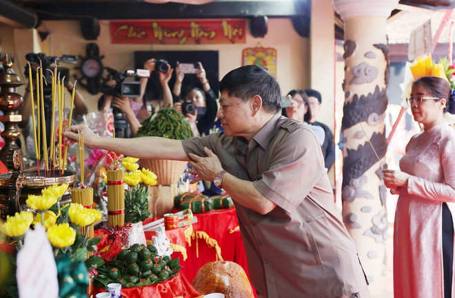Phó Bí thư Thường trực Tỉnh ủy Đắk Lắk Phạm Minh Tấn dâng hương tưởng niệm các Vua Hùng. (Ảnh: Hoài Thu/TTXVN) ttxvn_gio to dak lak 2.jpg