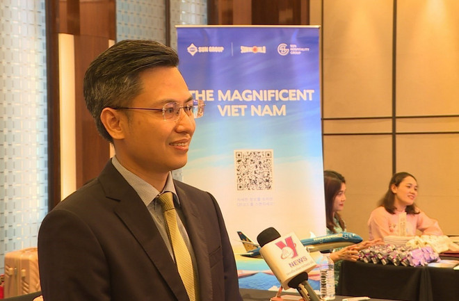 Ông Nguyễn Huy Đức, Trưởng chi nhánh Vietnam Airlines tại Hàn Quốc, trả lời phỏng vấn của phóng viên TTXVN tại Seoul. (Ảnh: Đức Thắng/TTXVN) ttxvn_quang ba du lich tai han quoc 4.jpg