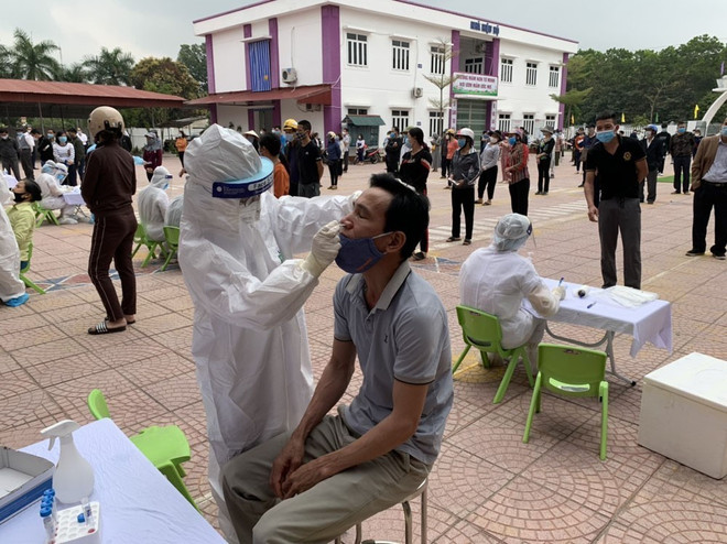 Lấy mẫu xét nghiệm cho người dân Hải Dương. (Nguồn: TTXVN) Thêm 8 ca mắc mới COVID-19, trong đó 1 ca phát hiện qua sàng lọc ảnh 1