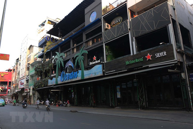 Quán bar, beerclub ở phố đi bộ Bùi Viện. (Nguồn: TTXVN) TP.HCM tiếp tục tạm dừng hoạt động vũ trường, quán bar, karaoke ảnh 1