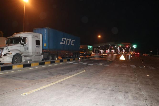 Xe qua chốt kiểm soát ra vào cao tốc Hà Nội-Hải Phòng tại thị trấn Gia Lộc, huyện Gia Lộc, tỉnh Hải Dương. (Ảnh: Mạnh Minh/TTXVN) Doanh nghiệp khó khăn chồng chất dù đã xác định 'sống chung với dịch' ảnh 1