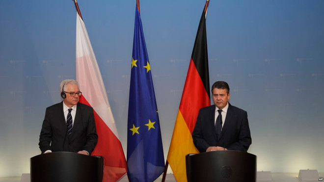Ngoại trưởng Đức Sigmar Gabriel (phải) và người đồng cấp Ba Lan Jacek Czaputowicz. (Nguồn: AP) Ngoại trưởng Gabriel: Đức đã bồi thường chiến tranh cho Ba Lan ảnh 1
