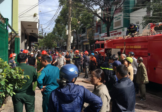 Cháy nhà 3 tầng tại thành phố Buôn Ma Thuột, khói đen bốc nghi ngút ảnh 1
