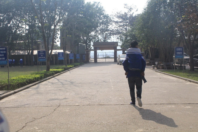 Chuyện về cậu học trò hơn 8 năm cõng bạn khuyết tật đến trường ảnh 1