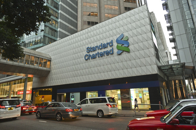 Standard Chartered phải giảm giờ làm việc vì COVID-19. (Nguồn: Thestandard) Ca mắc COVID-19 tăng mạnh, nhiều ngân hàng ở Hong Kong đóng cửa ảnh 1