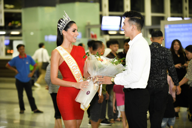 Hoa hậu Quốc tế 2017 duyên dáng sánh vai với Nam vương Ngọc Tình ảnh 2