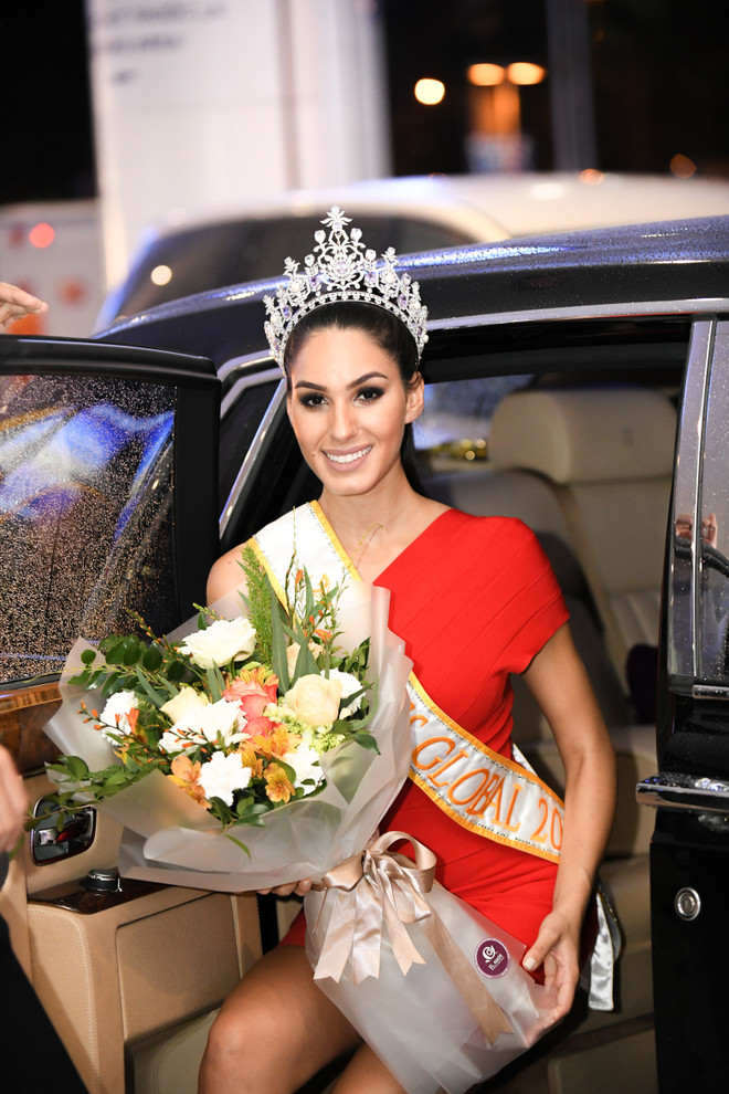 Hoa hậu Quốc tế 2017 duyên dáng sánh vai với Nam vương Ngọc Tình ảnh 7