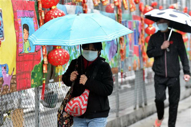 Người dân đeo khẩu trang phòng dịch COVID-19 tại Hong Kong, Trung Quốc. (Ảnh: THX/TTXVN) COVID-19 quyết định số phận của cuộc bầu cử ở Hong Kong? ảnh 1