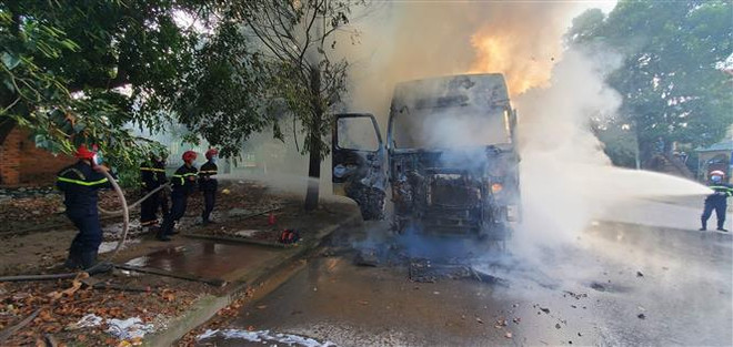 Thanh Hóa: Xe đầu kéo bất ngờ bốc cháy tại Khu công nghiệp Tây Bắc Ga ảnh 1