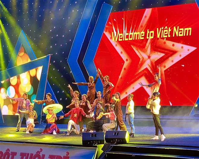 Tiết mục đạt giải nhì (Bảng B) 'Việt Nam quê hương xinh đẹp nghĩa tình' của Câu lạc bộ Gold Star Dance. (Ảnh: Hồng Giang/TTXVN) Tưng bừng Liên hoan nhóm nhảy Thành phố Hồ Chí Minh 'Sức bật tuổi trẻ' ảnh 2