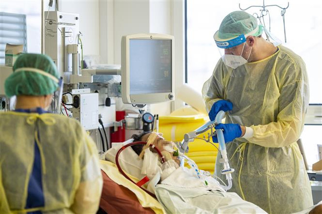 Nhân viên y tế điều trị cho bệnh nhân COVID-19 tại bệnh viện Klinikum Rechts der Isar ở Munich, Đức, ngày 25/1/2021. (Ảnh: AFP/TTXVN) Bộ trưởng Y tế Đức kêu gọi 'phong tỏa cứng' trong 2 tuần để phòng dịch ảnh 1