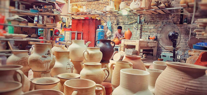 Bên trong xưởng làm việc của nghệ nhân Phạm Anh Đạo. (Ảnh: Xuân Mai/Vietnam+) Bài 2: Phạm Anh Đạo: “Nghệ nhân gàn dở” đi “ngược chiều gió” ảnh 4