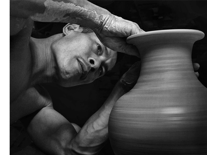 "Của hiếm" của làng nghề Bát Tràng. (Ảnh: Mỹ Trinh/Vietnam+) Bài 2: Phạm Anh Đạo: “Nghệ nhân gàn dở” đi “ngược chiều gió” ảnh 1