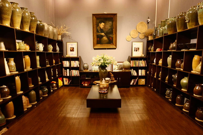 Showroom gốm khiêm tốn của Phạm Anh Đạo ở trung tâm chợ Bát Tràng. (Ảnh: Mỹ Trinh/Vietnam+) Bài 2: Phạm Anh Đạo: “Nghệ nhân gàn dở” đi “ngược chiều gió” ảnh 5