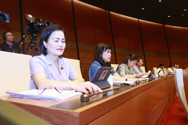 Đoàn đại biểu Quốc hội tỉnh Quảng Ninh ấn biểu quyết qua Luật Giao dịch điện tử (sửa đổi). (Ảnh: Doãn Tấn/TTXVN) Quốc hội biểu quyết thông qua Luật Giao dịch điện tử sửa đổi ảnh 2