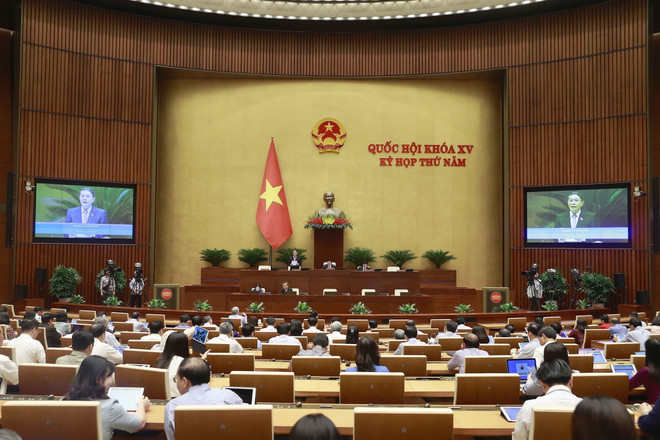 Phó Chủ tịch Quốc hội Nguyễn Đức Hải điều hành phiên họp. (Ảnh: Doãn Tấn/TTXVN) Quốc hội biểu quyết thông qua Luật Giao dịch điện tử sửa đổi ảnh 1