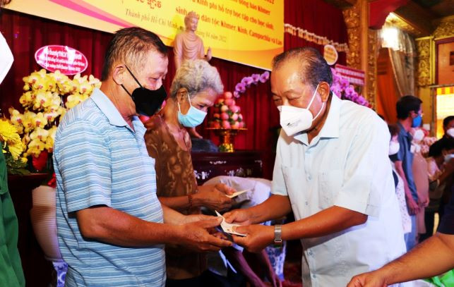 TP.HCM: Tặng quà đồng bào Khmer dịp Tết cổ truyền Chôl Chnăm Thmây ảnh 1