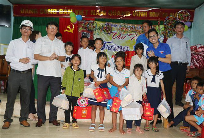 Thanh niên TTXVN tổ chức Tết Trung Thu cho trẻ em đồng bào Ca Dong ảnh 1