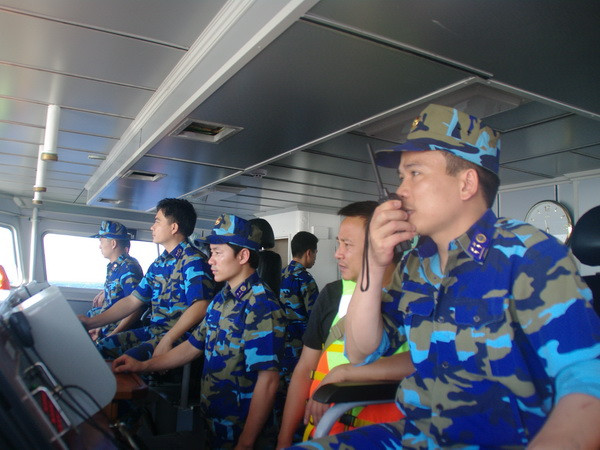 Trao tặng huy hiệu cho hai thuyền trưởng tàu cảnh sát biển ảnh 1