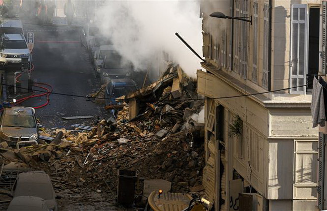 Hiện trường vụ sập tòa nhà ở quận La Plaine, thành phố cảng Marseille của Pháp. (Ảnh: AFP/TTXVN) Vụ sập nhà ở thành phố Marseille của Pháp: Tìm thấy 2 thi thể nạn nhân ảnh 1