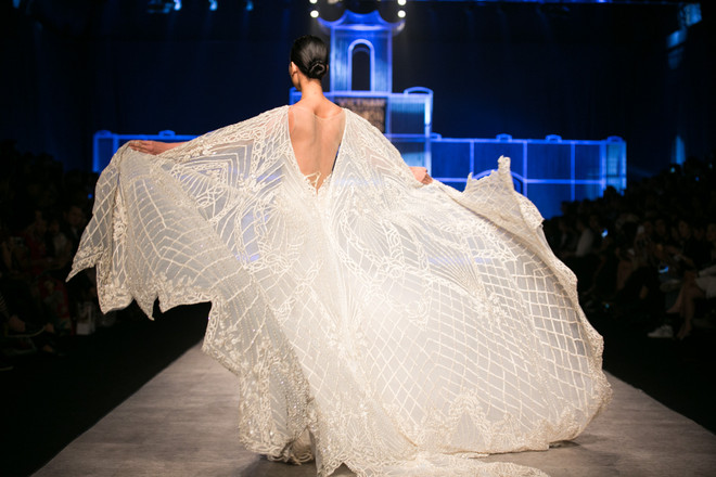 Những chiếc đầm lộng lẫy, ấn tượng của nhà thiết kế Francis Libiran ảnh 7