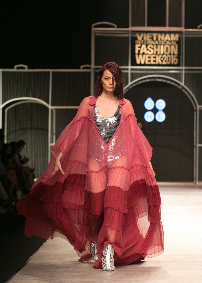 Mâu Thủy phá cách với thời trang đường phố của thương hiệu Ôchê ảnh 6