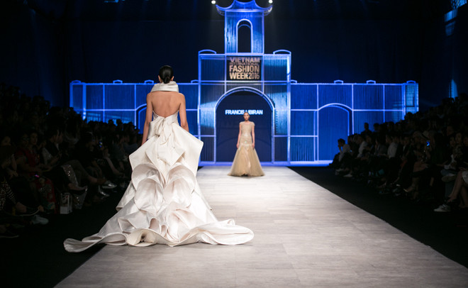 Những chiếc đầm lộng lẫy, ấn tượng của nhà thiết kế Francis Libiran ảnh 13