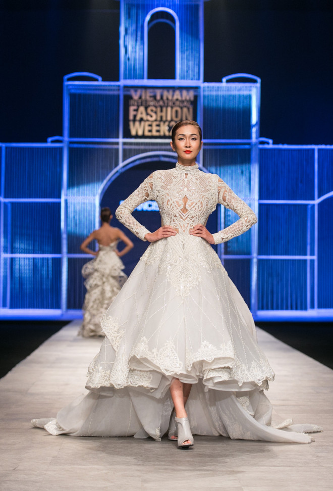 Những chiếc đầm lộng lẫy, ấn tượng của nhà thiết kế Francis Libiran ảnh 10