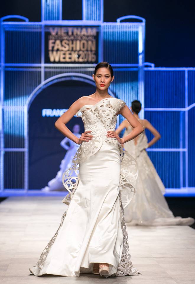 Những chiếc đầm lộng lẫy, ấn tượng của nhà thiết kế Francis Libiran ảnh 9