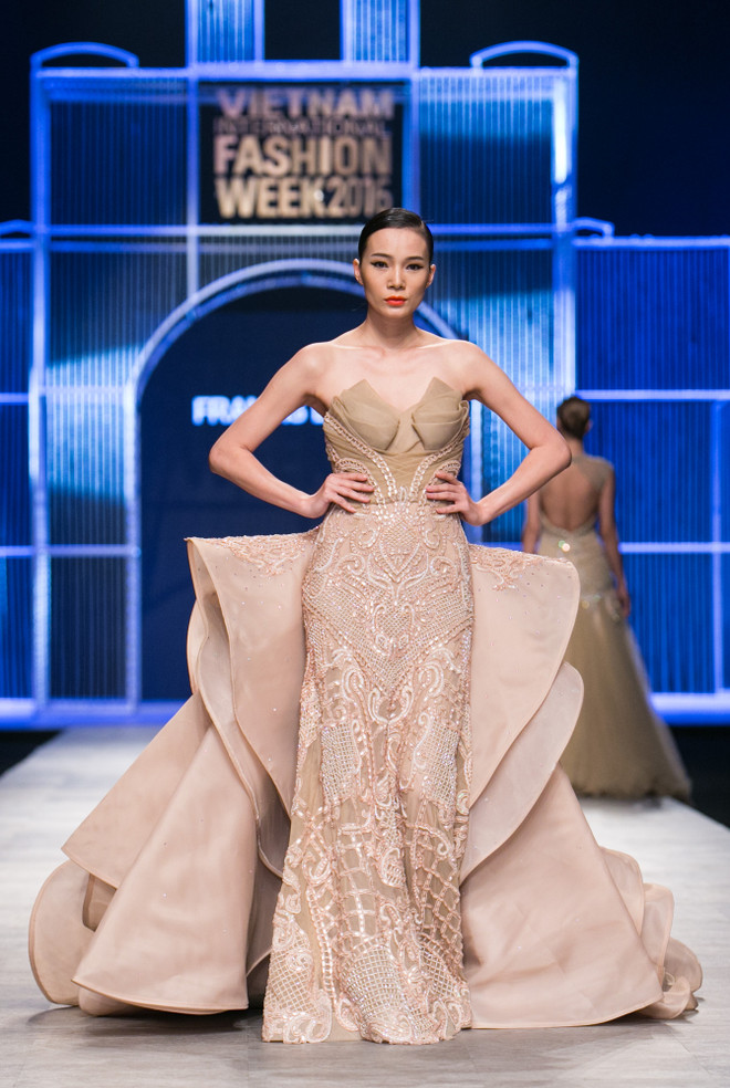 Những chiếc đầm lộng lẫy, ấn tượng của nhà thiết kế Francis Libiran ảnh 14